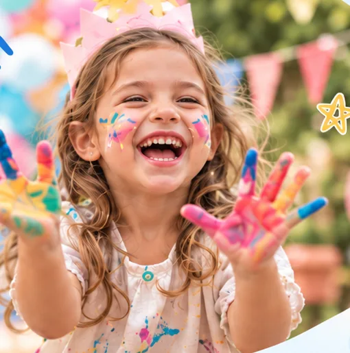 Niña sonriendo con las manos pintadas de colores